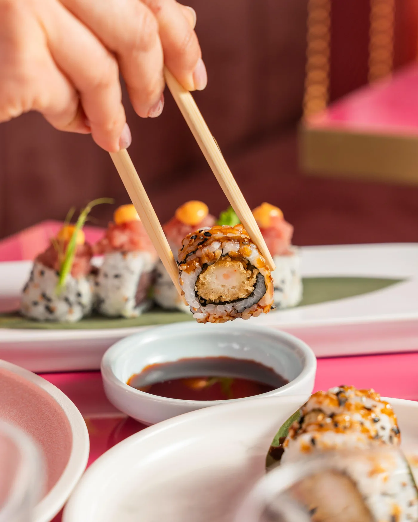 Una selezione di sushi e piatti asiatici Koi